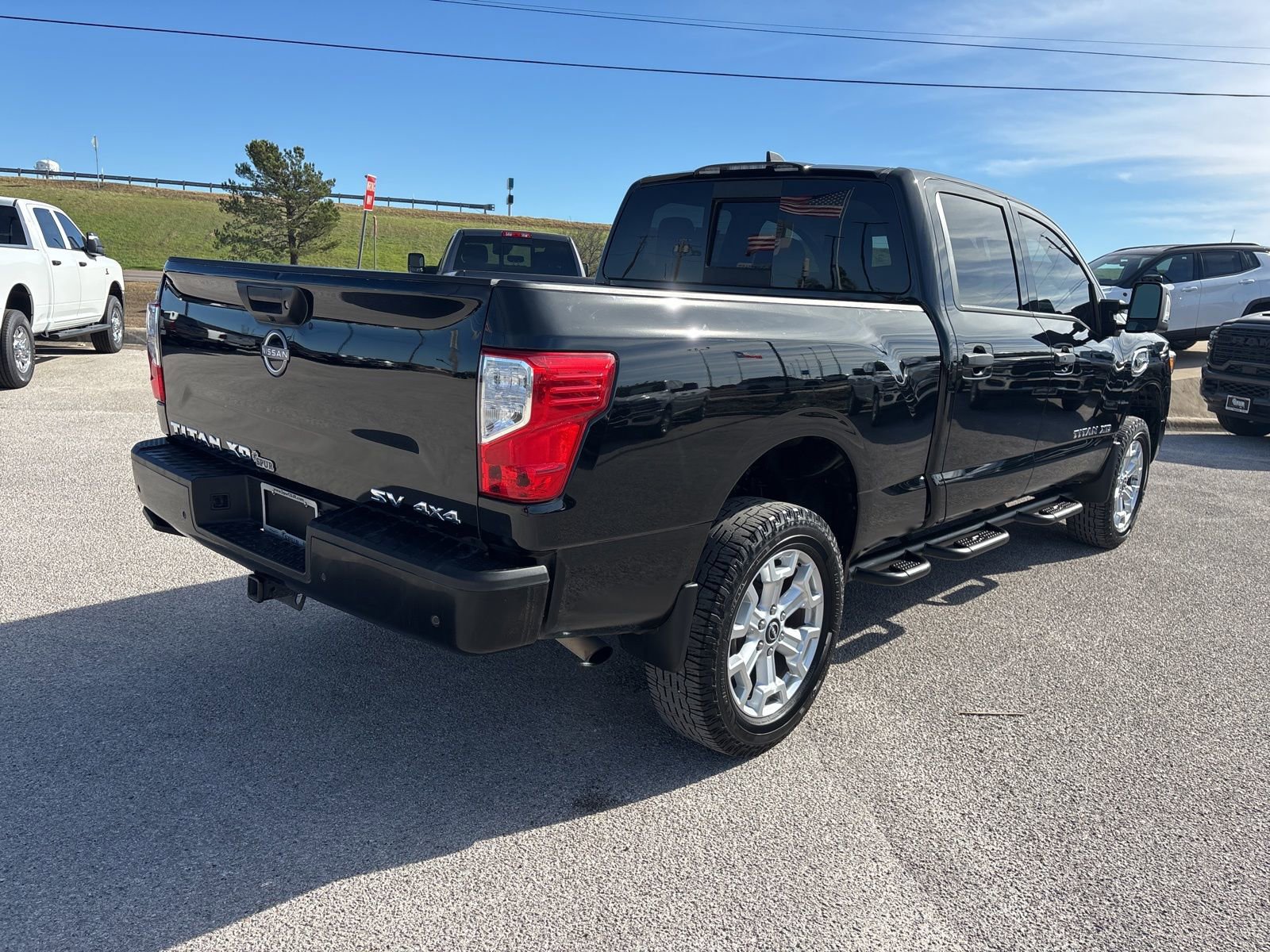 Used 2023 Nissan Titan SV w/ SV Convenience Package image 5