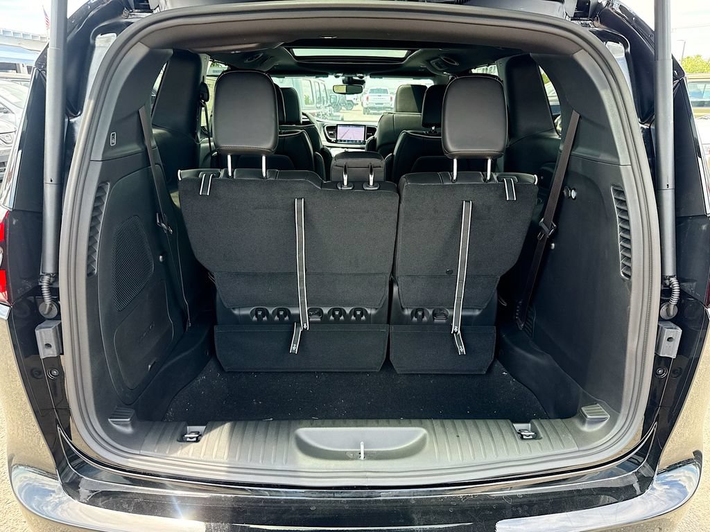 New 2027 Chrysler Pacifica Limited FWD image 29