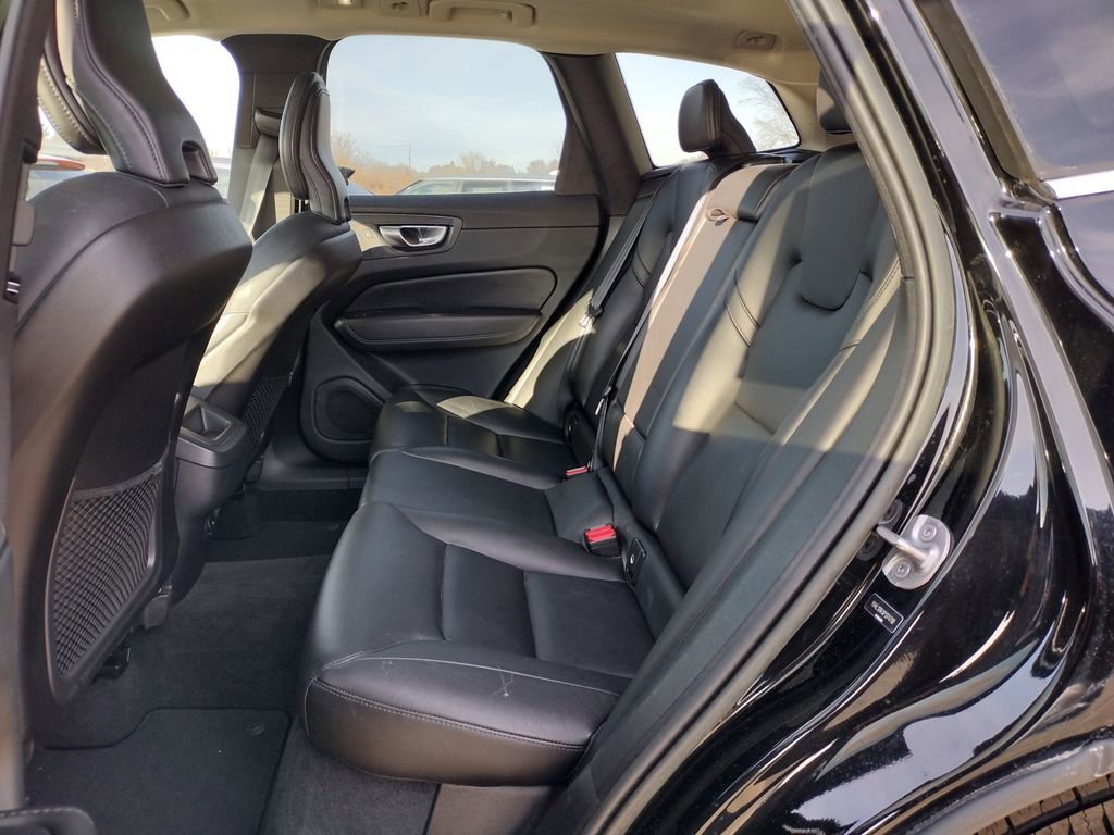 Used 2023 Volvo XC60 B5 Core image 9