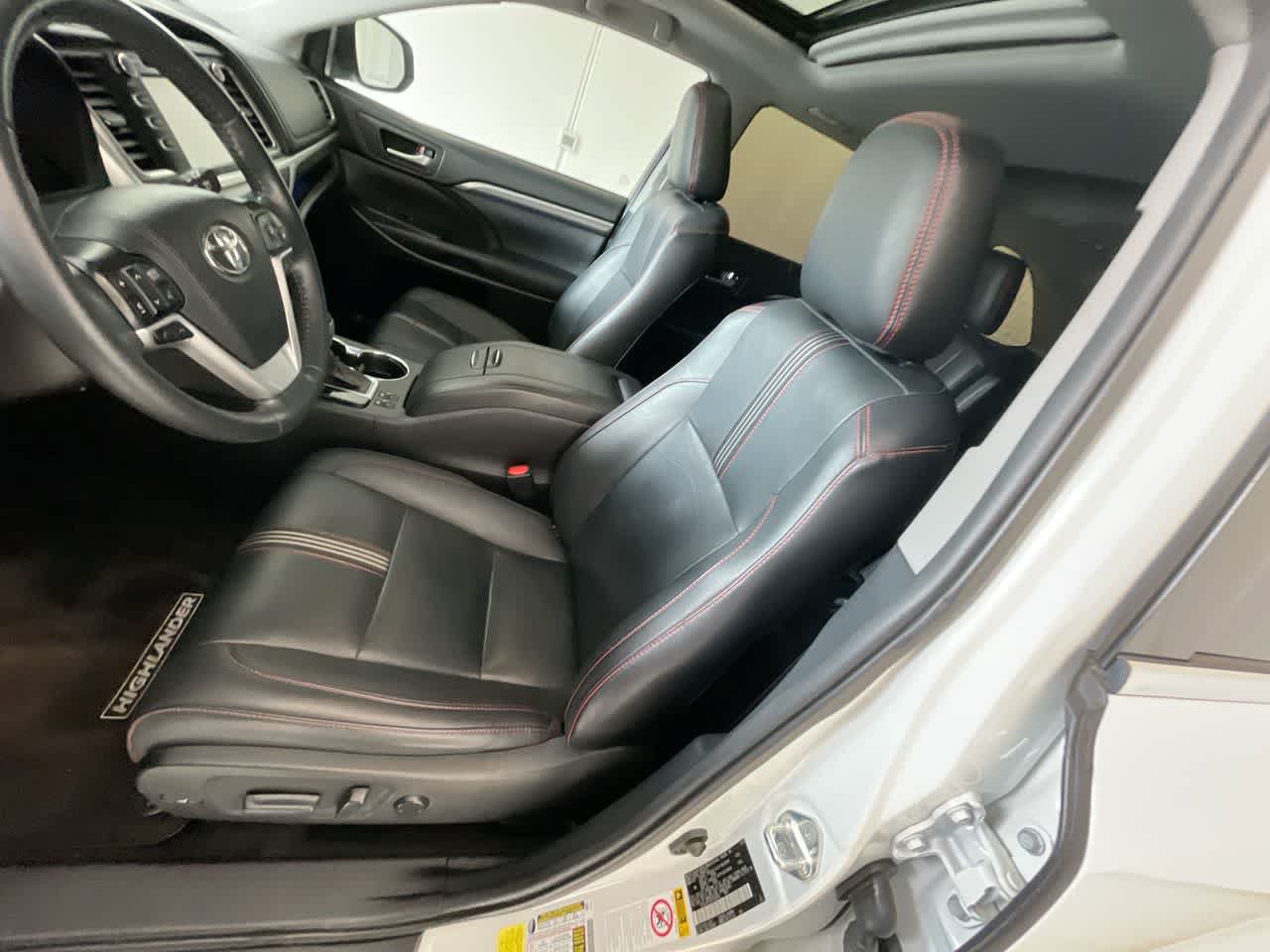 Used 2019 Toyota Highlander SE w/ Carpet Mat Package (TMS) AWD/4WD image 11