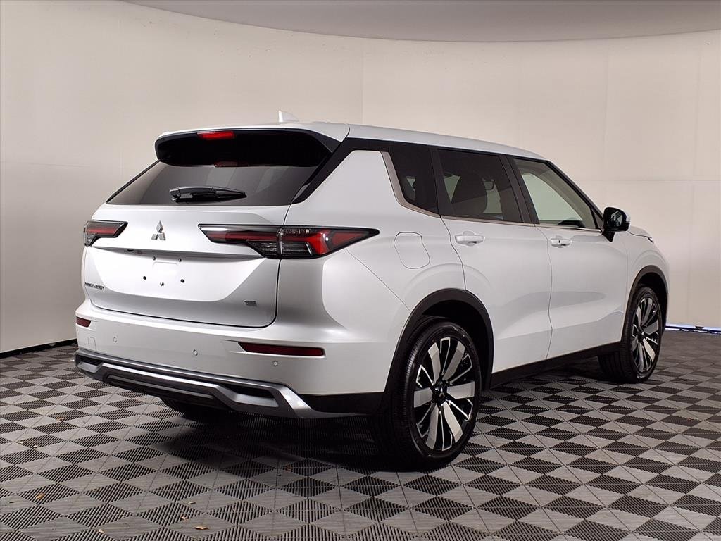 New 2025 Mitsubishi Outlander SE image 27