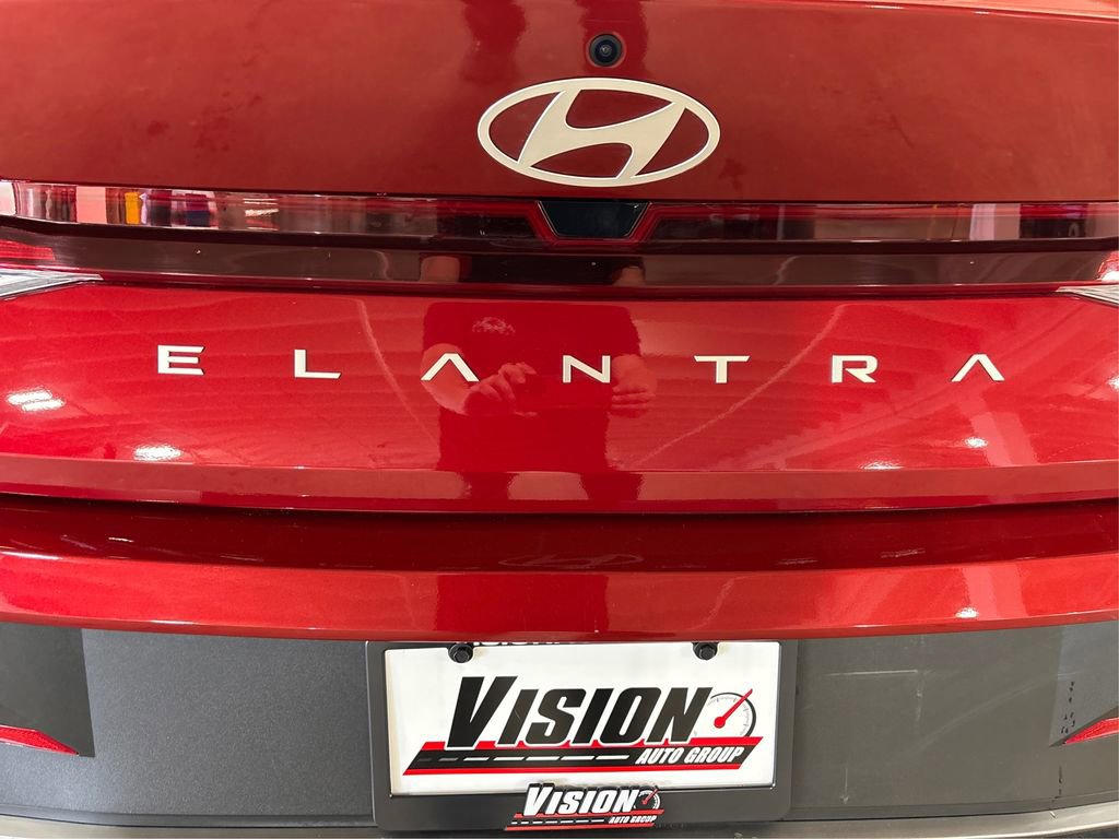 Certified 2025 Hyundai Elantra SE image 14