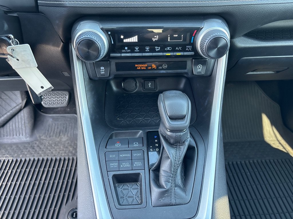 Used 2020 Toyota RAV4 LE w/ All Weather Liner Package AWD/4WD image 17