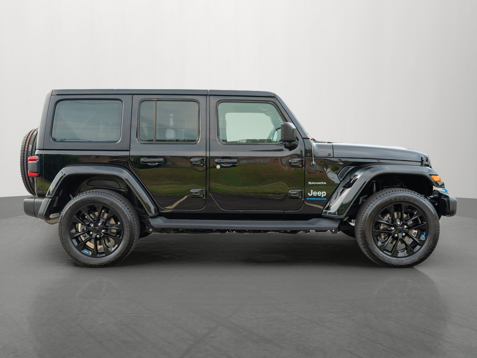 Used 2023 Jeep Wrangler Unlimited Sahara w/ Cold Weather Group AWD/4WD image 8