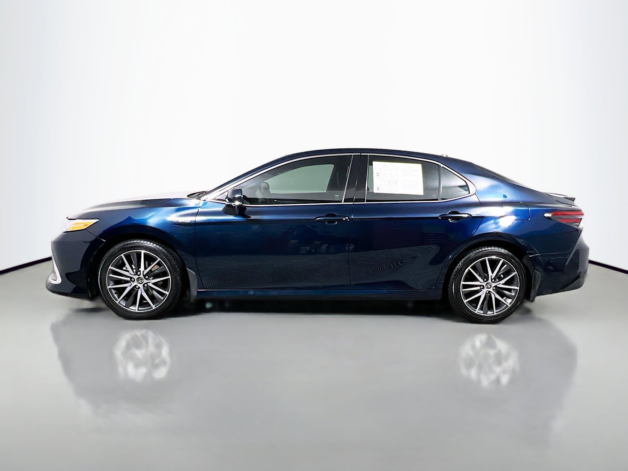 Used 2021 Toyota Camry XLE w/ Cold Weather Package image 9