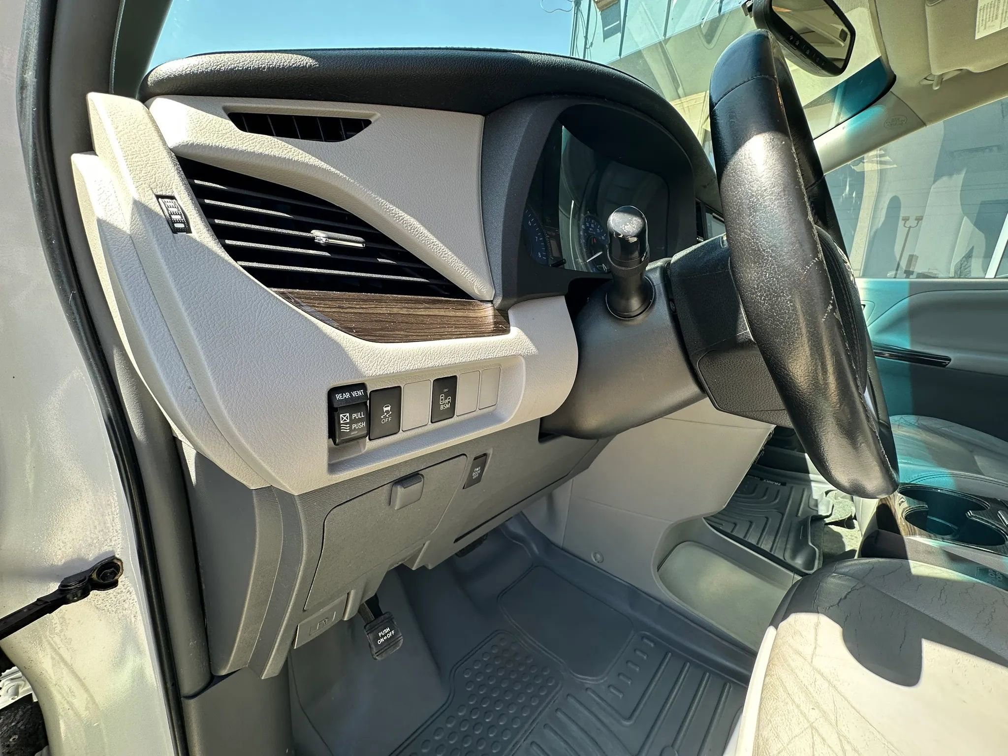 Used 2015 Toyota Sienna XLE image 15
