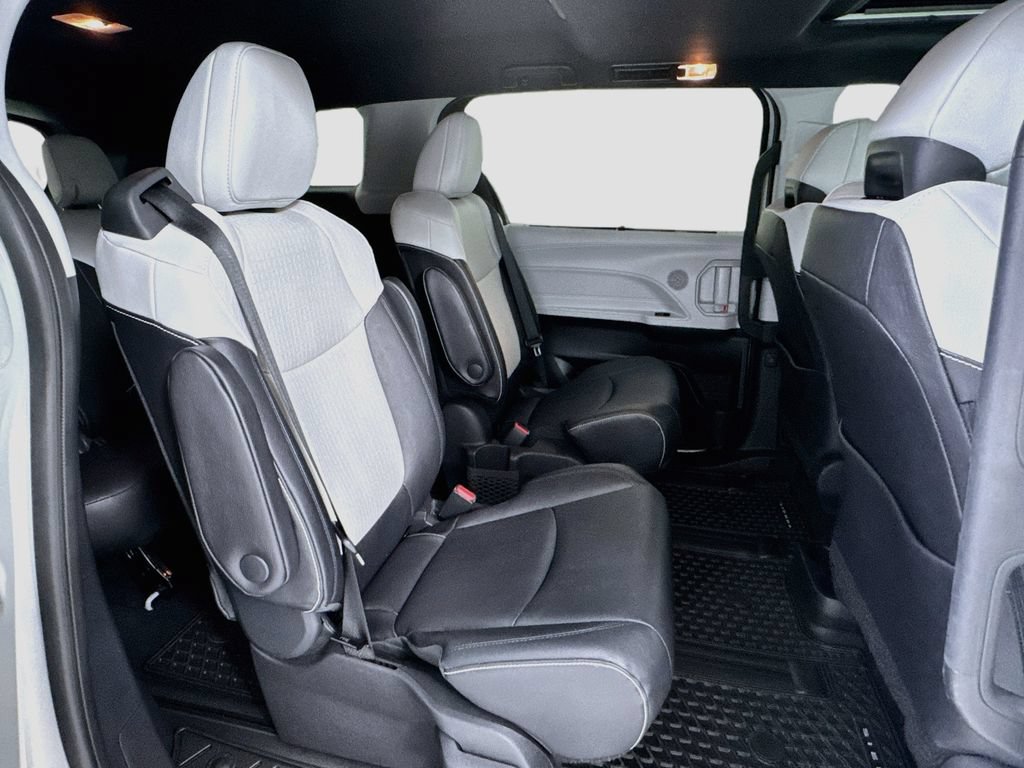 Used 2025 Toyota Sienna XSE AWD/4WD image 28
