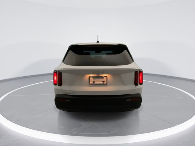 Used 2023 Kia Sorento LX image 3