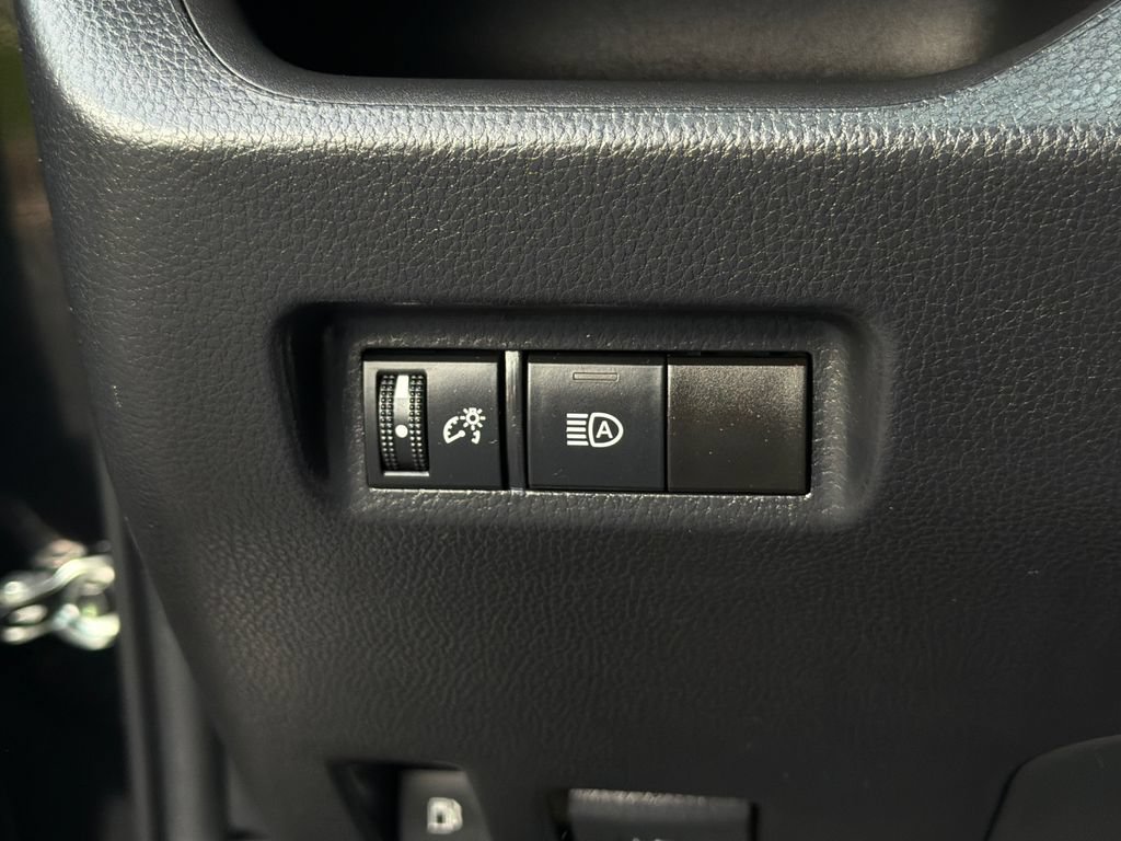 Used 2022 Toyota RAV4 LE AWD/4WD image 22