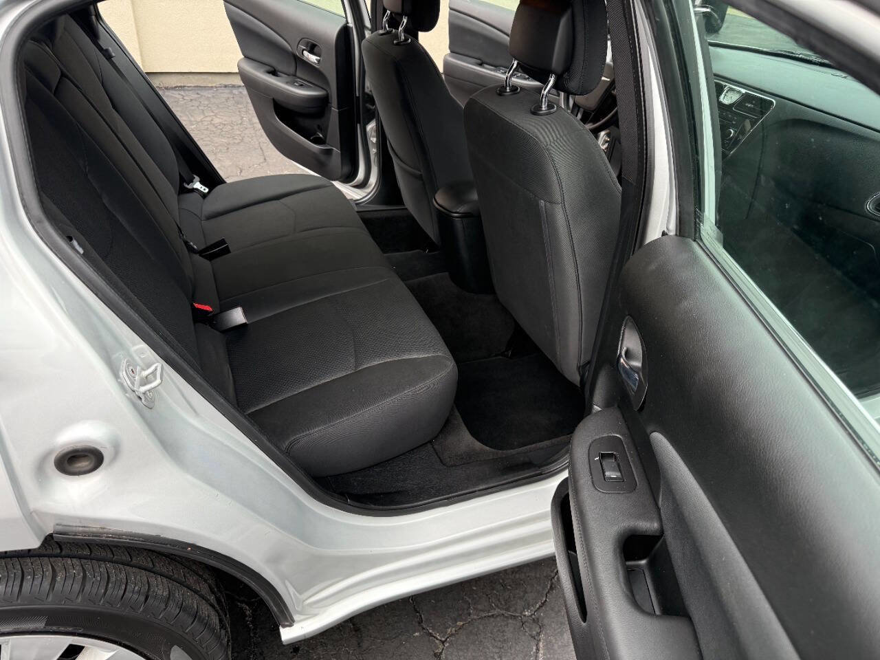 Used 2011 Chrysler 200 LX FWD image 16