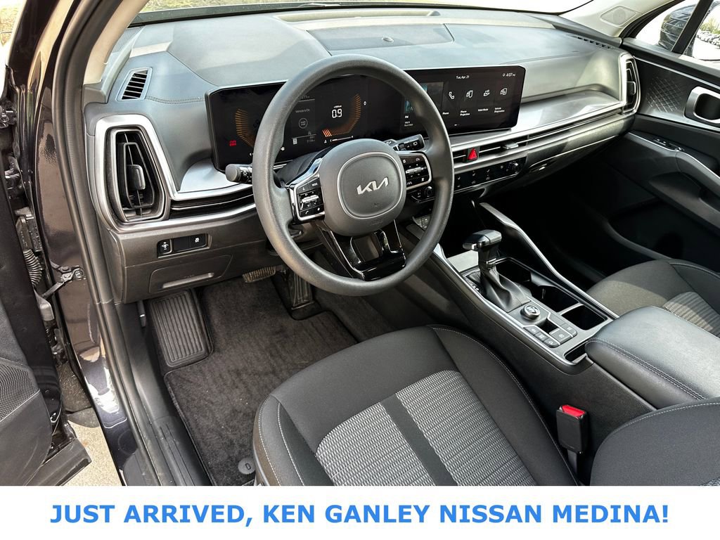 Used 2025 Kia Sorento LX FWD image 9