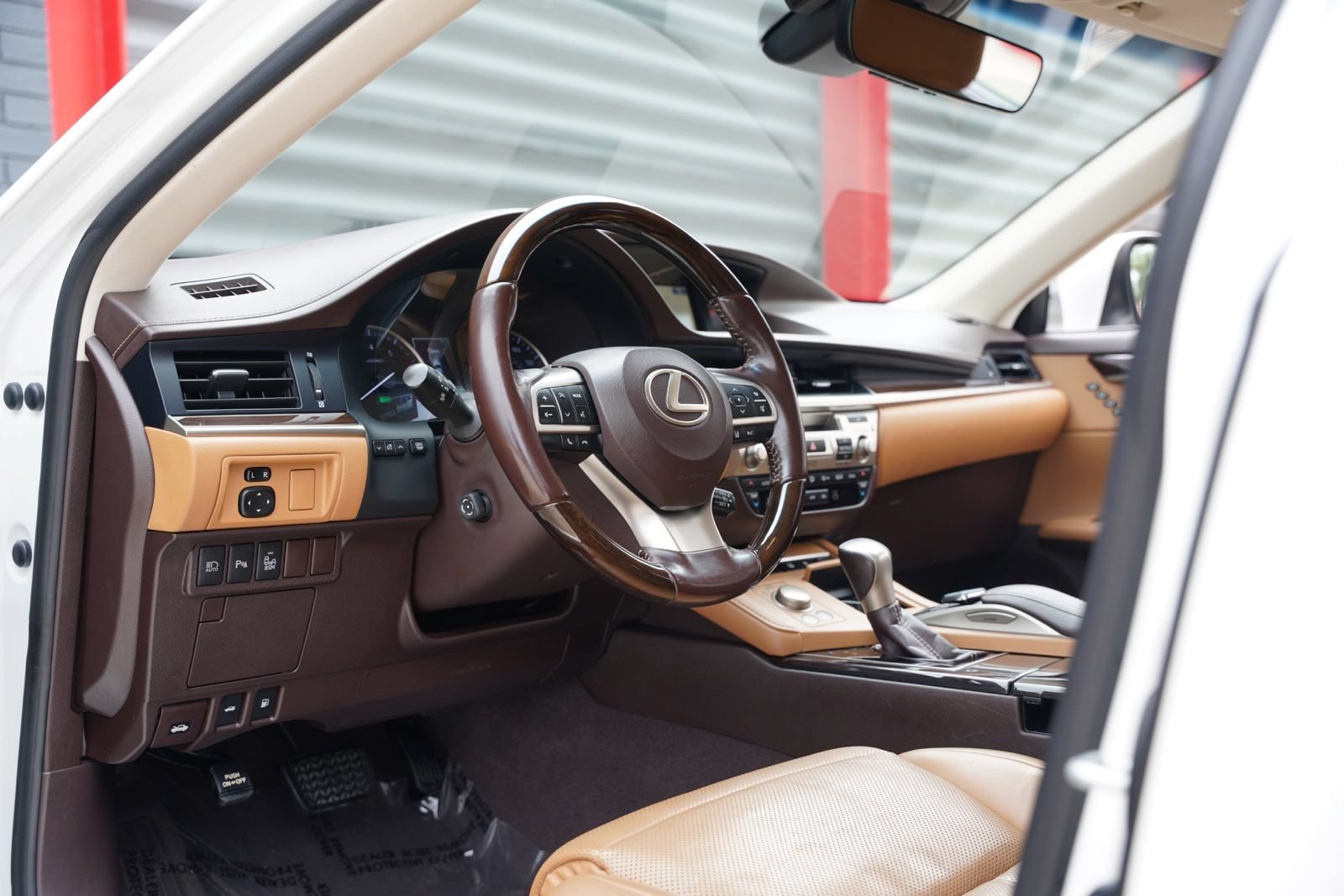 Used 2016 Lexus ES 300h w/ Ultra Luxury Package FWD image 16