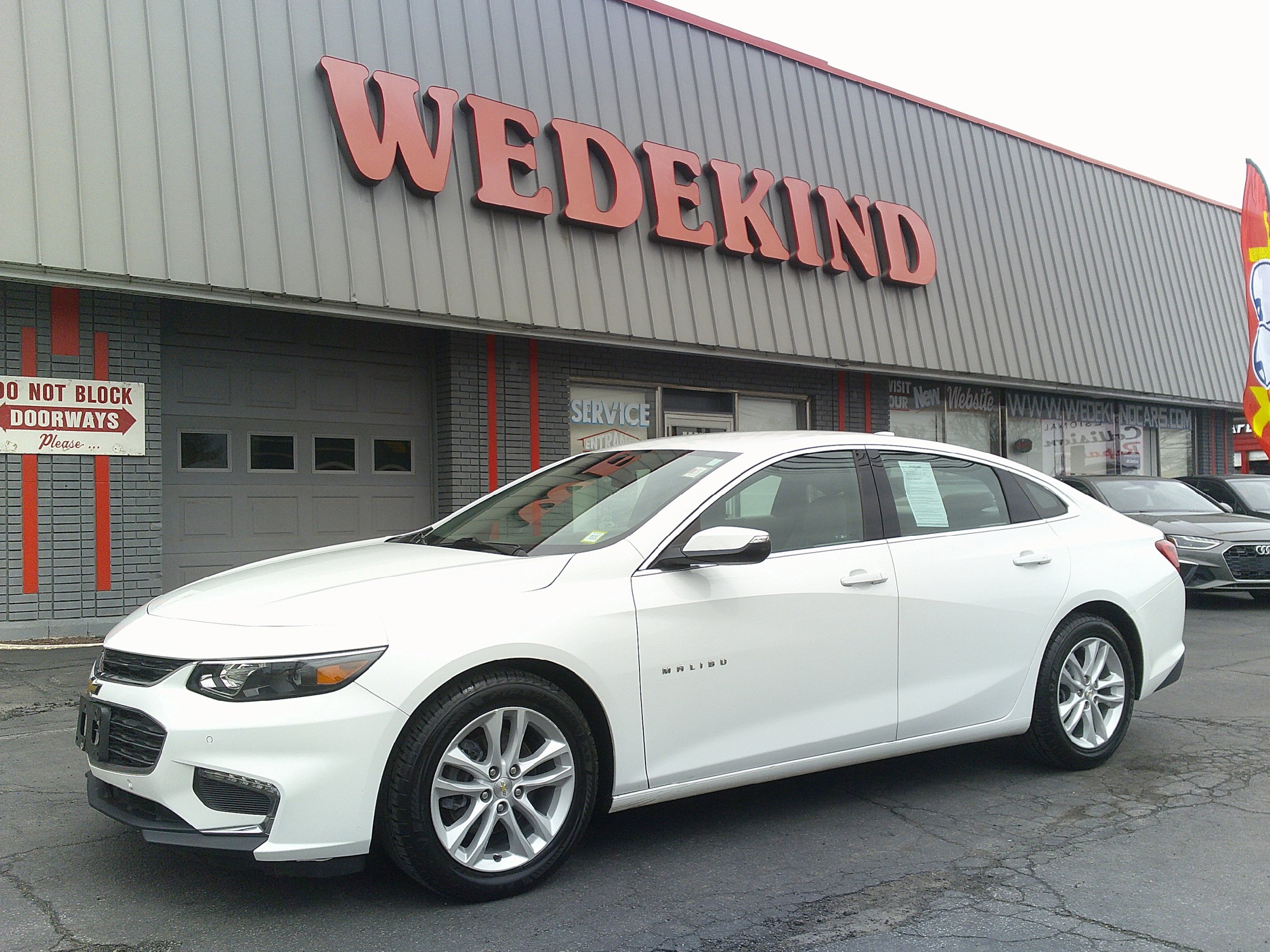 Used 2017 Chevrolet Malibu LT w/ Driver Confidence Package FWD image 1