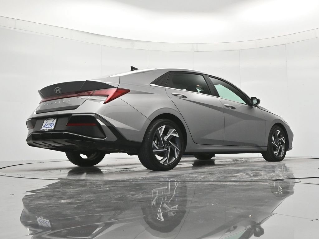Used 2025 Hyundai Elantra SEL FWD image 41