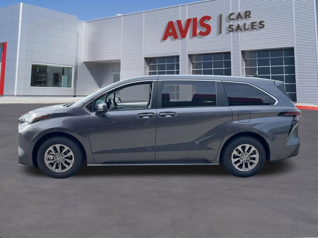 Used 2025 Toyota Sienna LE FWD image 10