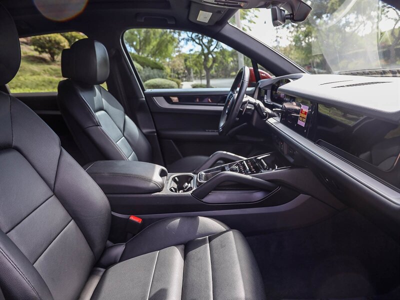 Used 2024 Porsche Cayenne AWD/4WD image 21