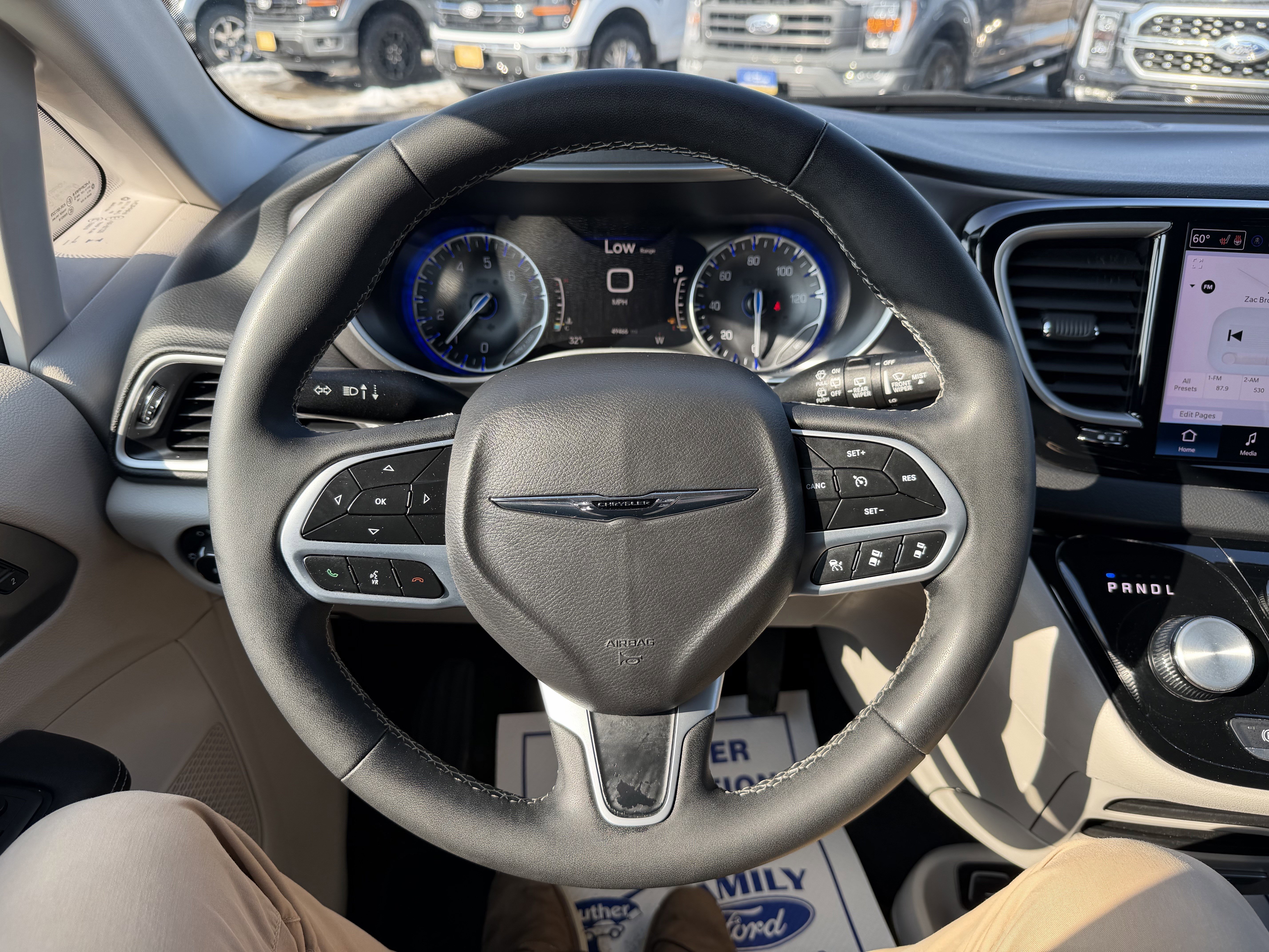 Used 2024 Chrysler Pacifica Touring-L image 9