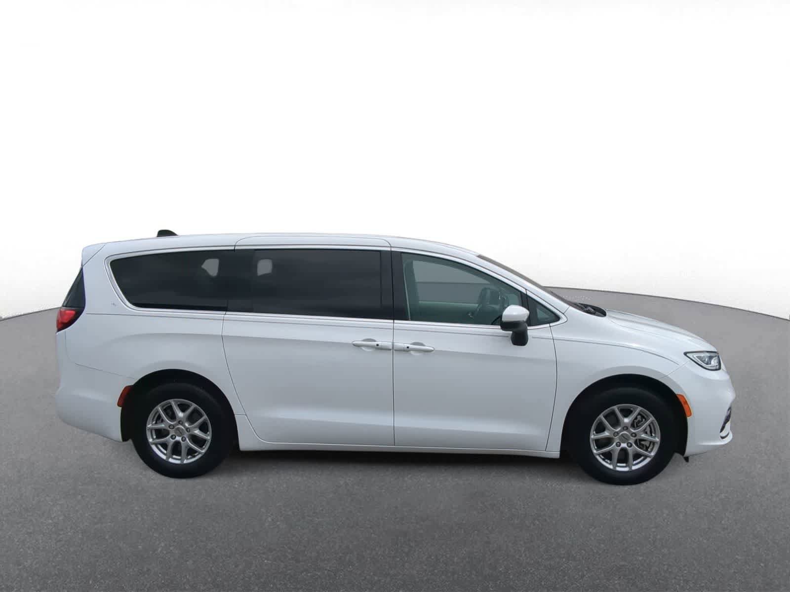 Used 2023 Chrysler Pacifica Touring-L FWD image 9
