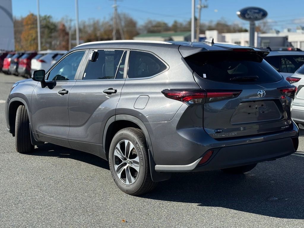 Certified 2025 Toyota Highlander XLE image 3