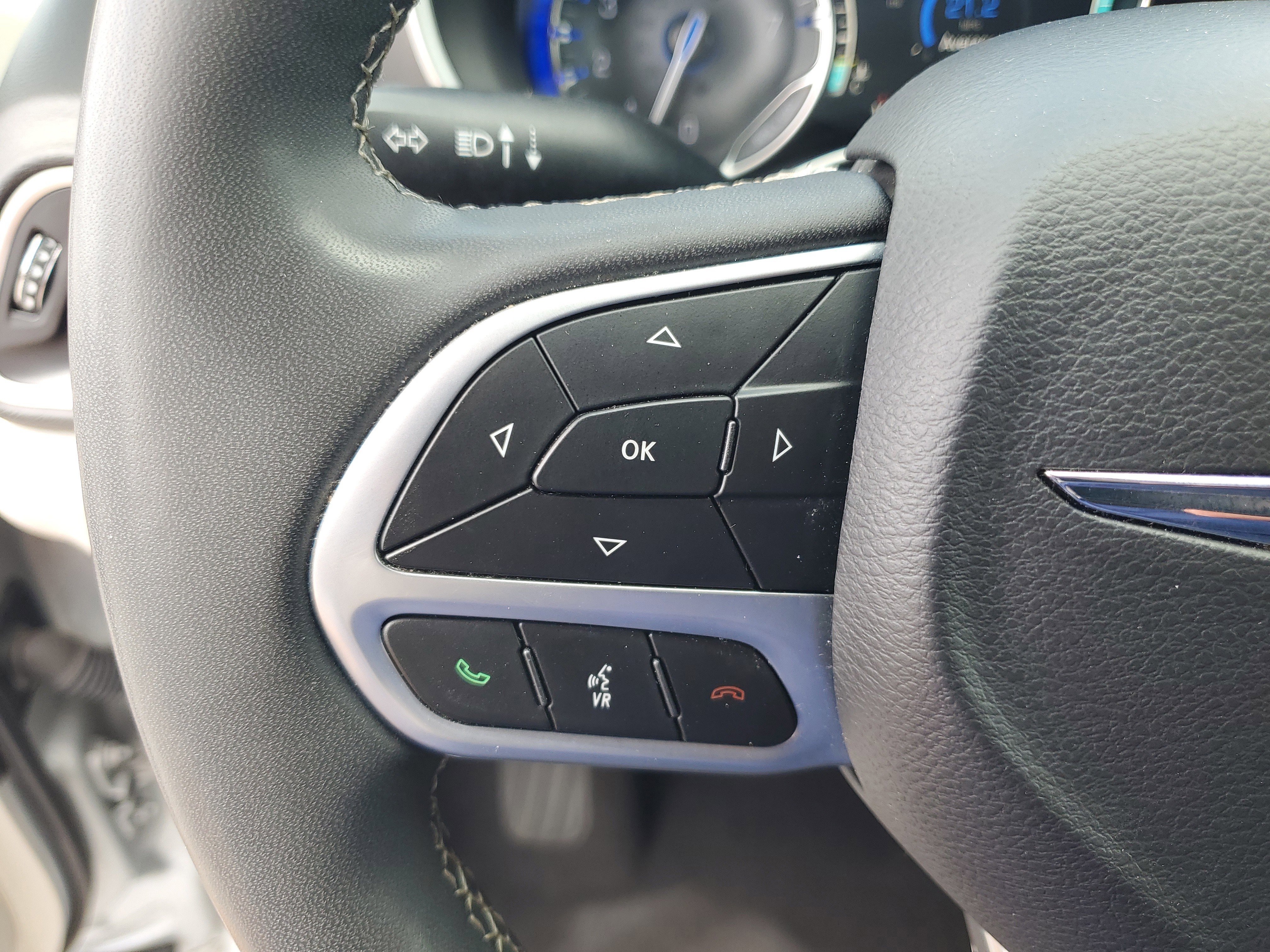 Used 2024 Chrysler Pacifica Touring-L FWD image 18