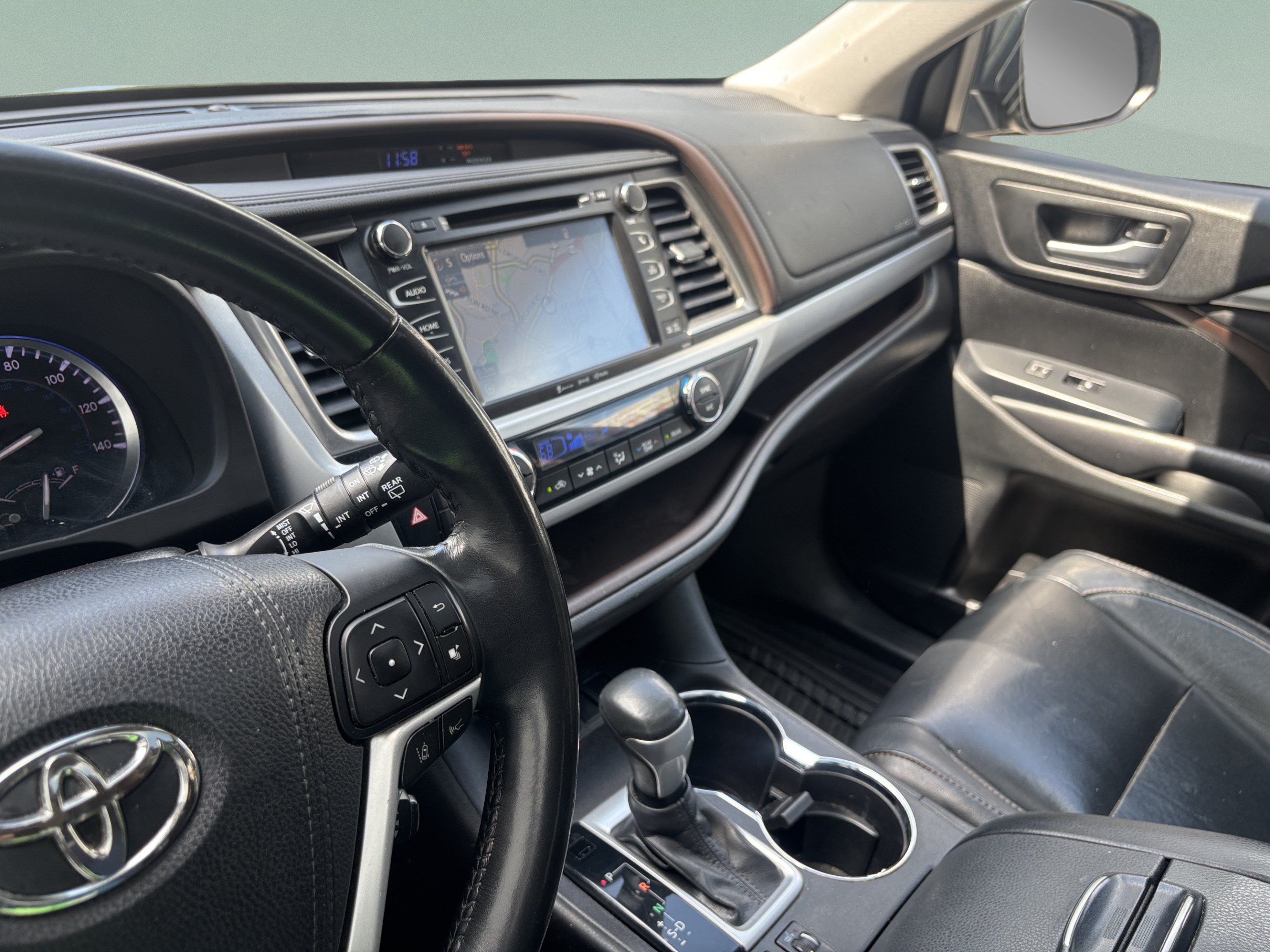 Used 2017 Toyota Highlander XLE FWD image 13