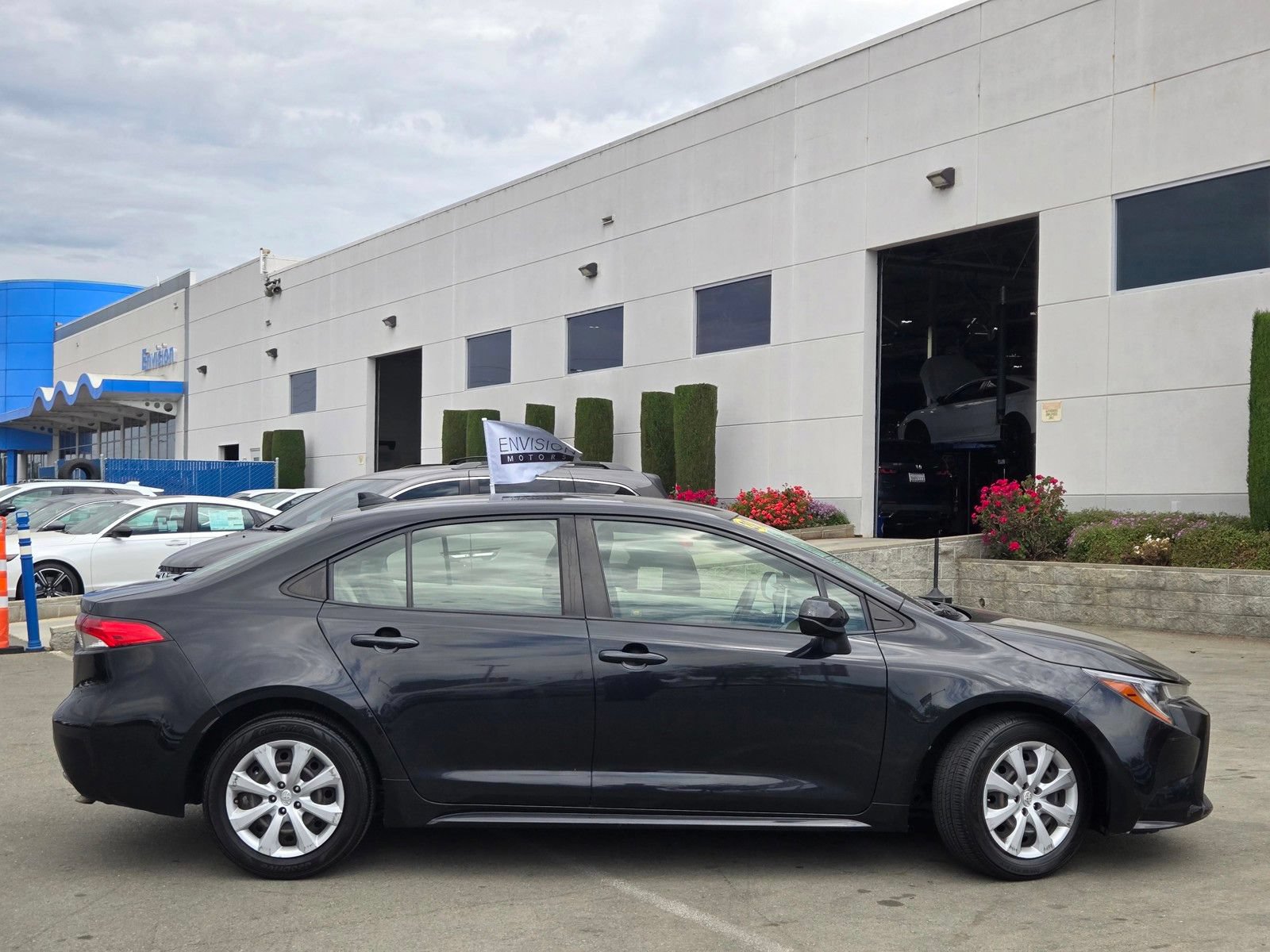 Used 2020 Toyota Corolla LE w/ Carpet Mat Package (TMS) FWD image 8