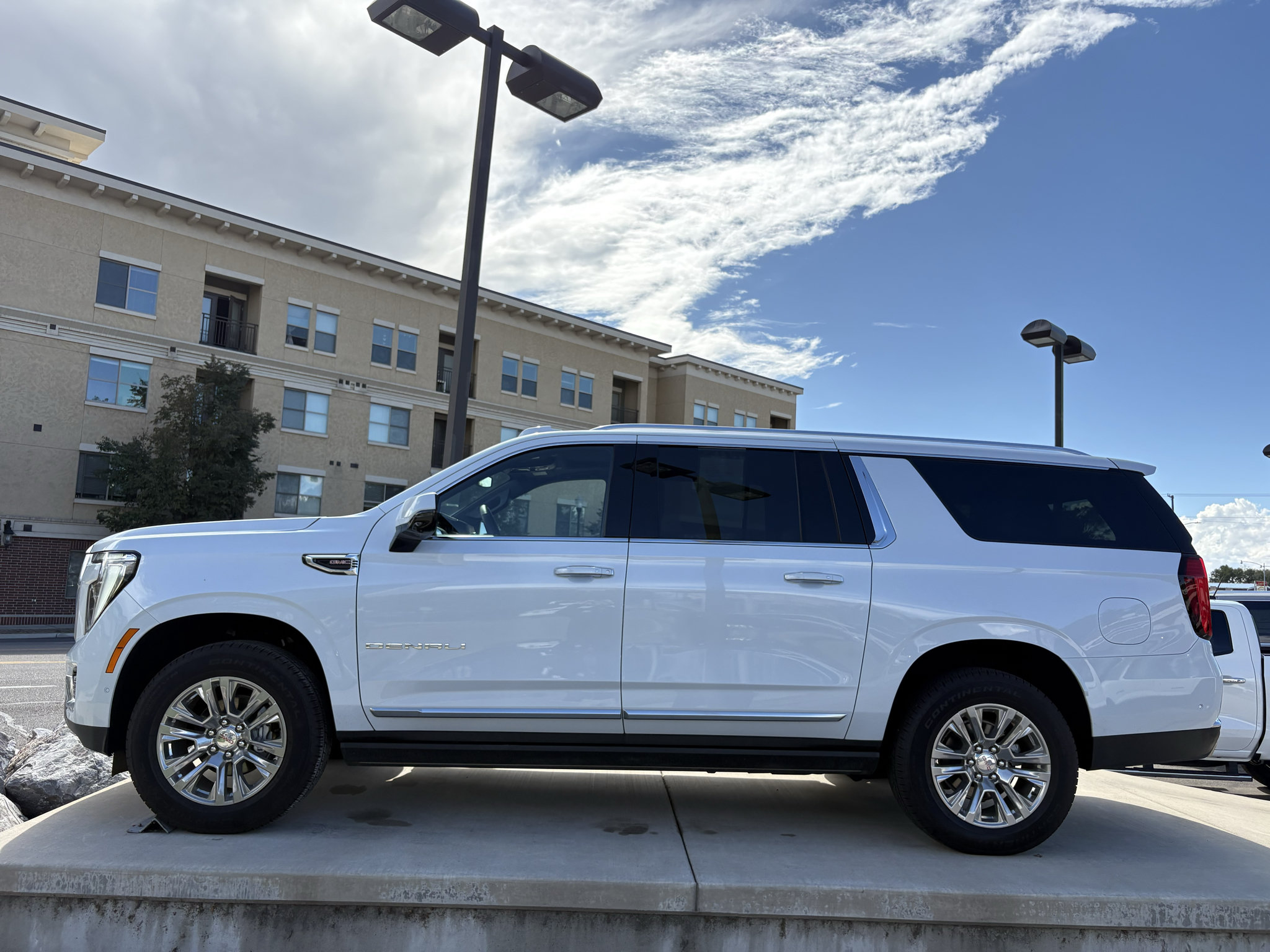 Used 2026 GMC Yukon XL Denali w/ Sun & Power Step Package AWD/4WD image 10
