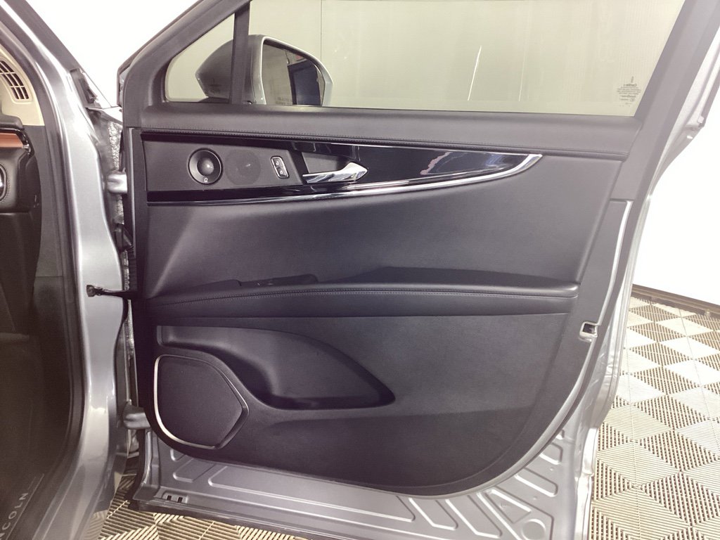 Used 2022 Lincoln Nautilus Reserve image 7