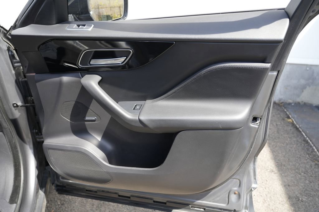 Used 2019 Jaguar F-PACE Premium image 35