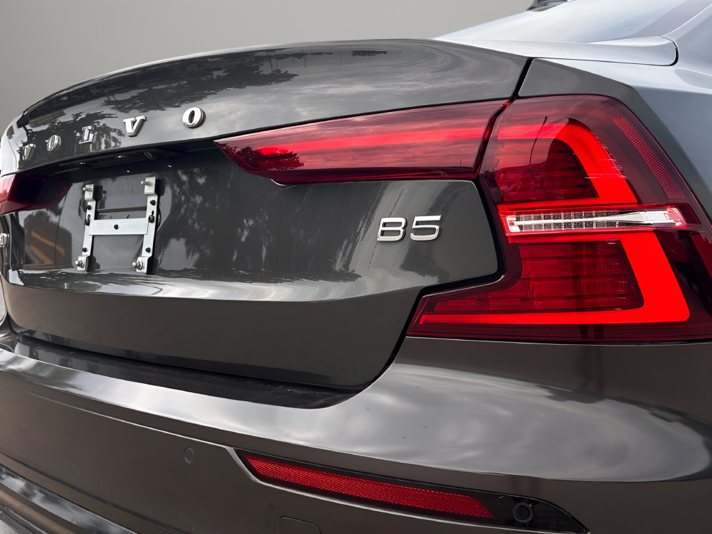 Used 2025 Volvo S60 B5 Core FWD image 27