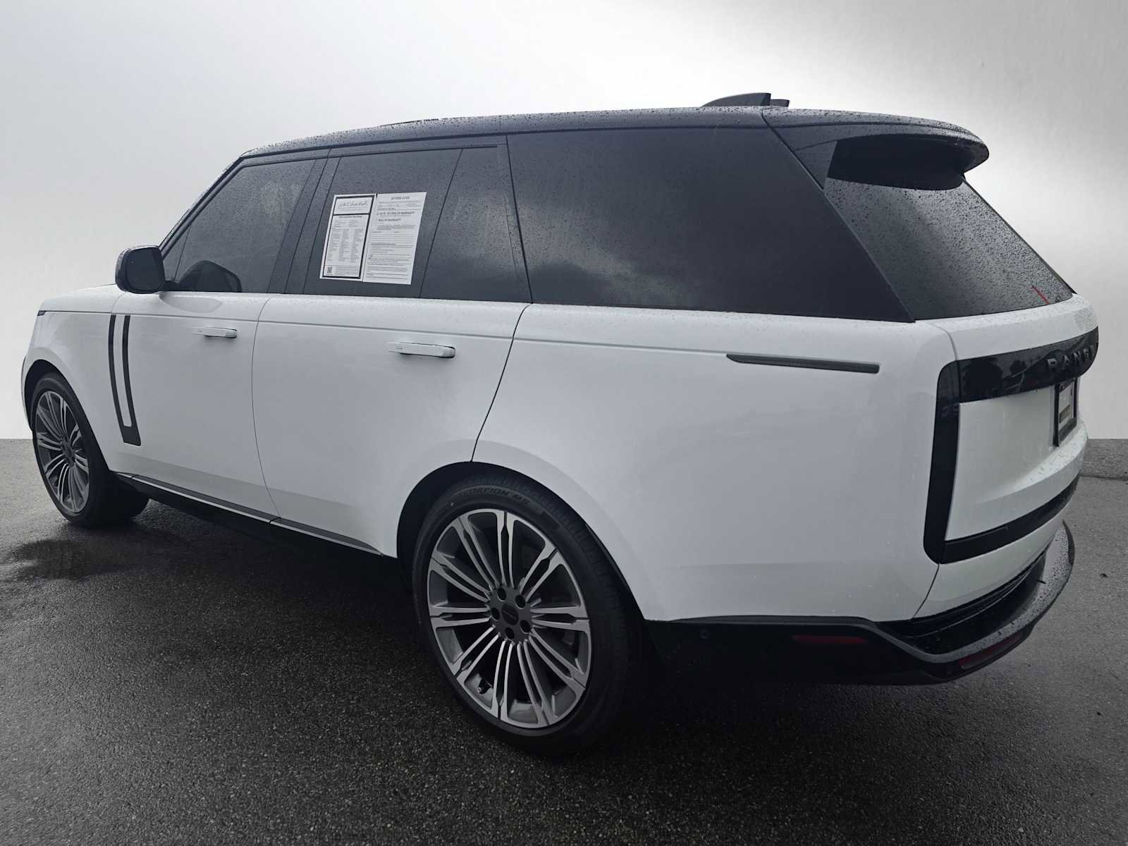 Used 2022 Land Rover Range Rover SE image 3
