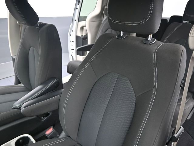 Used 2023 Chrysler Voyager LX image 12