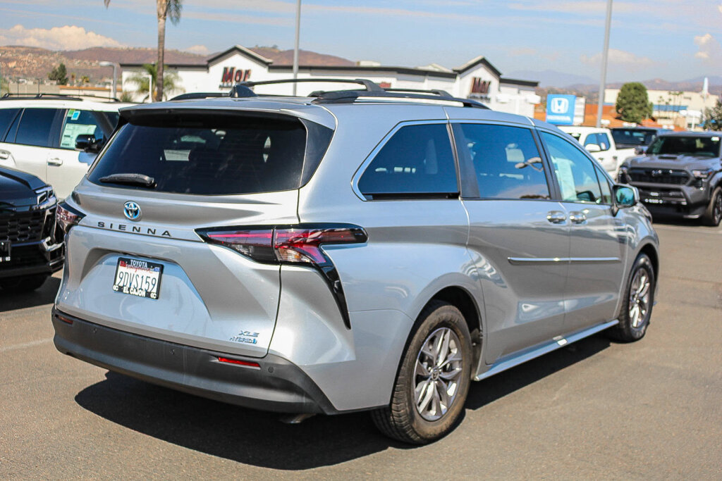 Certified 2023 Toyota Sienna XLE FWD image 28