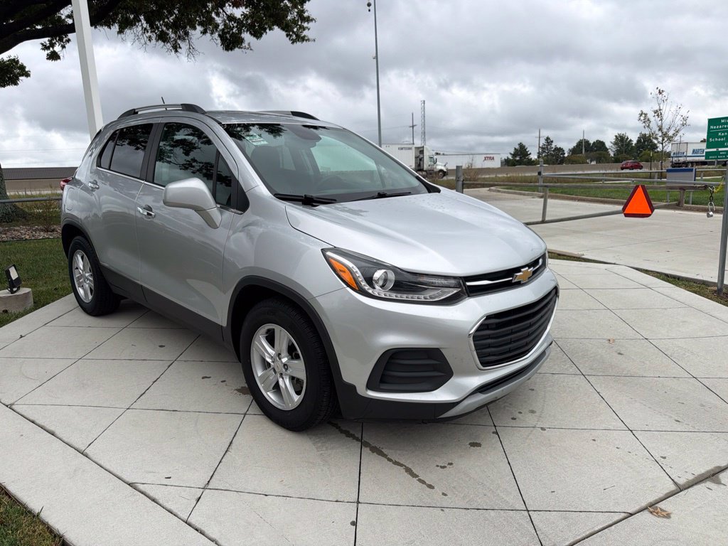 Used 2020 Chevrolet Trax LT w/ LT Convenience Package FWD image 2