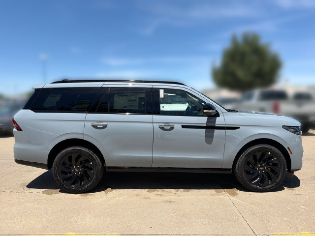 New 2026 Lincoln Navigator Reserve w/ Jet Appearance Package AWD/4WD image 4