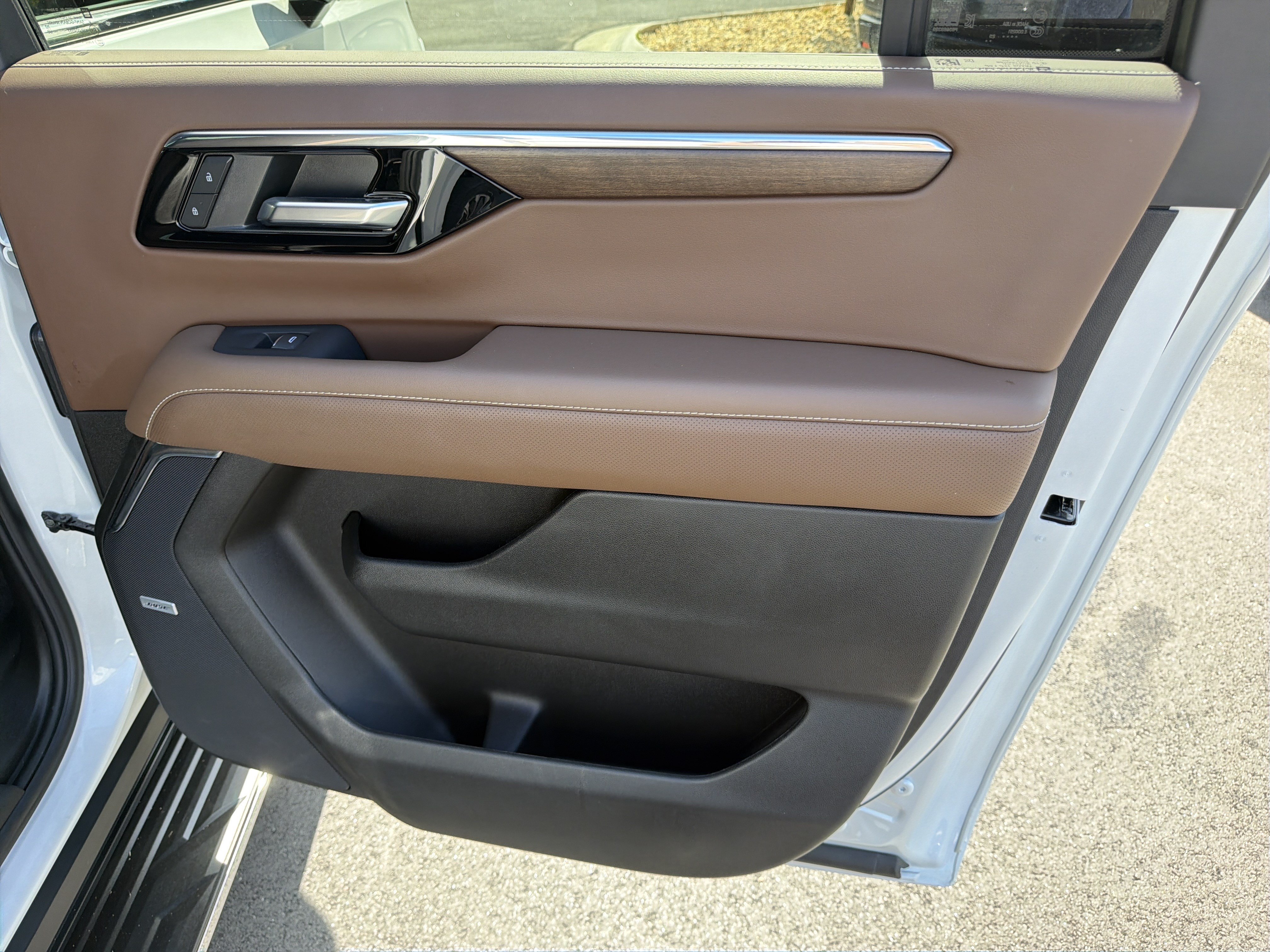 Used 2025 Chevrolet Suburban High Country AWD/4WD image 16