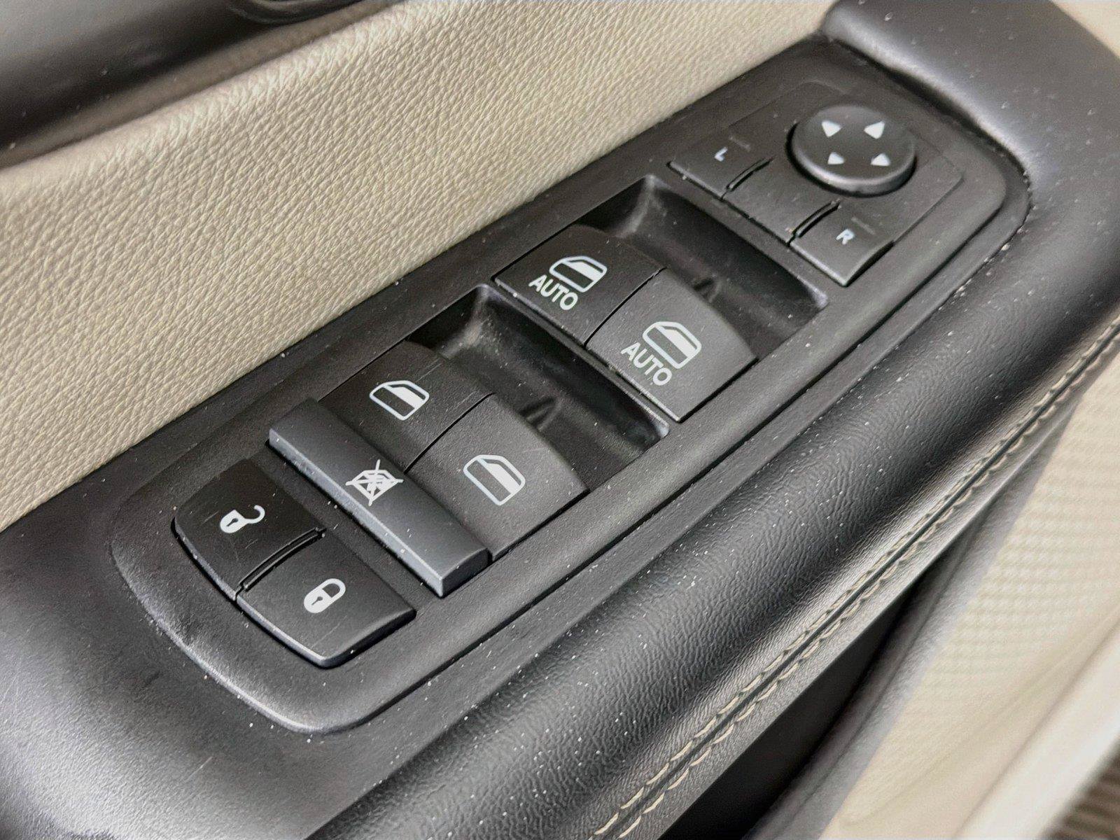 Used 2024 Chrysler Pacifica Touring-L FWD image 23