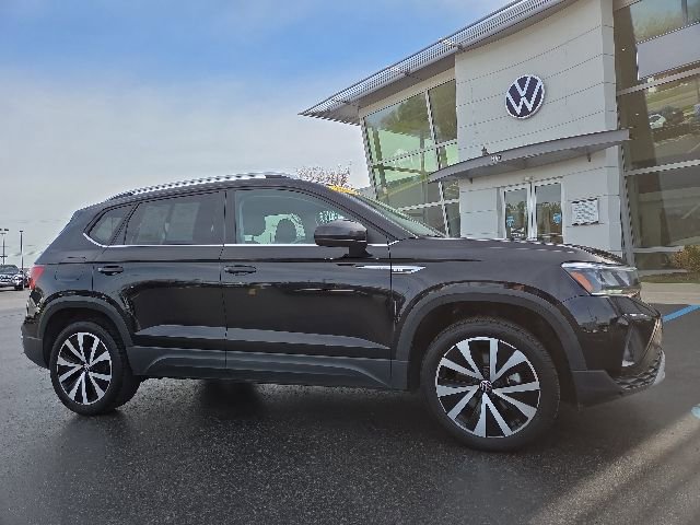 Used 2023 Volkswagen Taos SE w/ Panoramic Sunroof Package FWD image 1