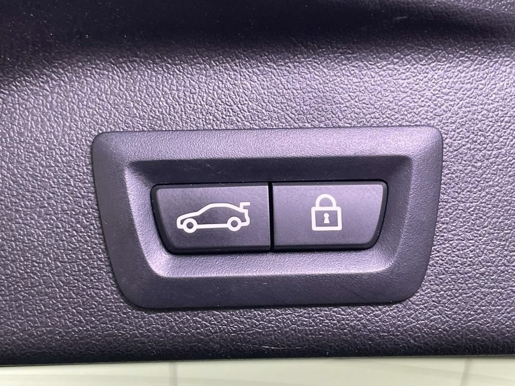 Used 2021 BMW X5 M50i w/ Parking Assistance Package AWD/4WD image 19