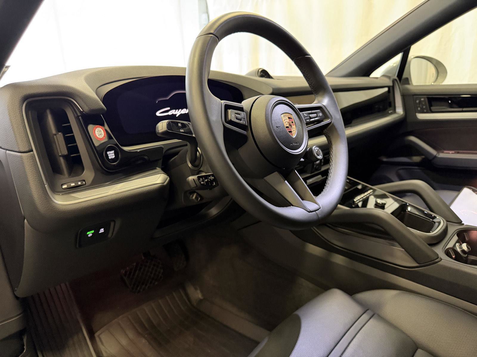 Certified 2025 Porsche Cayenne Coupe image 4