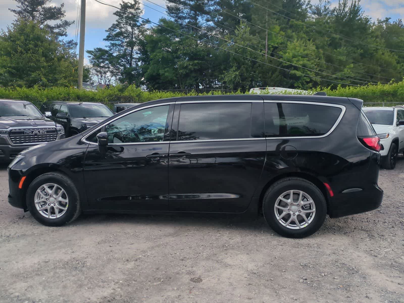 New 2027 Chrysler Pacifica Select FWD image 5