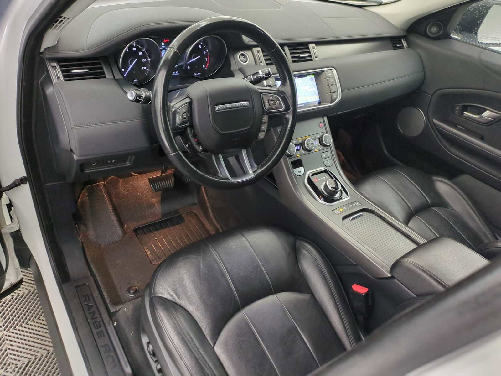 Used 2019 Land Rover Range Rover Evoque SE image 2