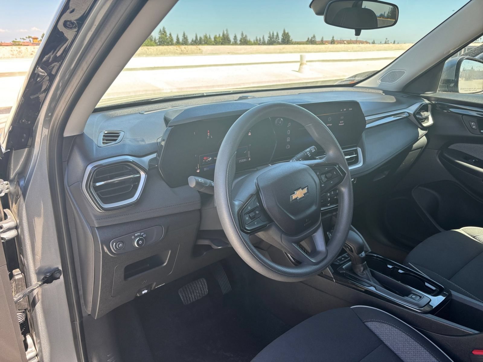 Used 2025 Chevrolet TrailBlazer LT FWD image 34