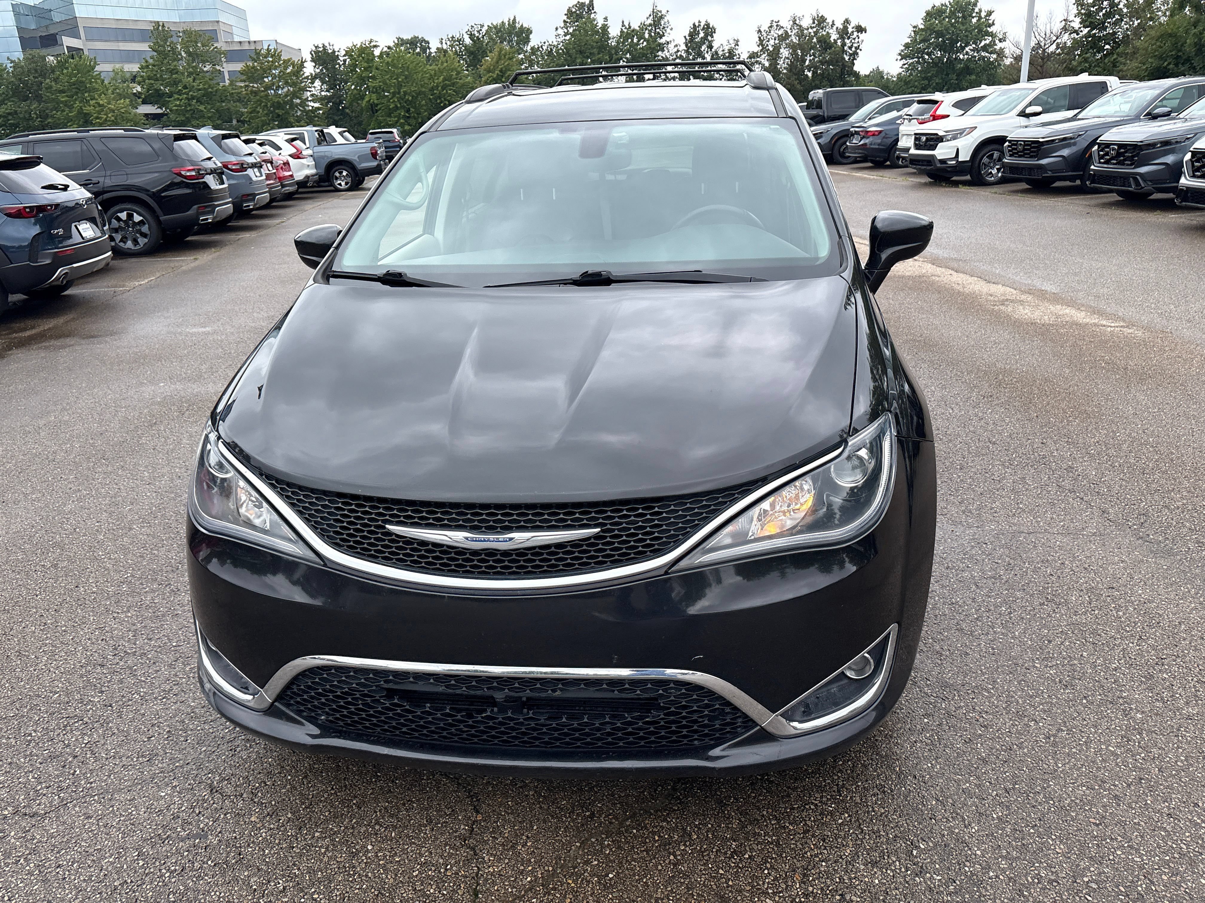 Used 2017 Chrysler Pacifica Touring-L FWD image 16