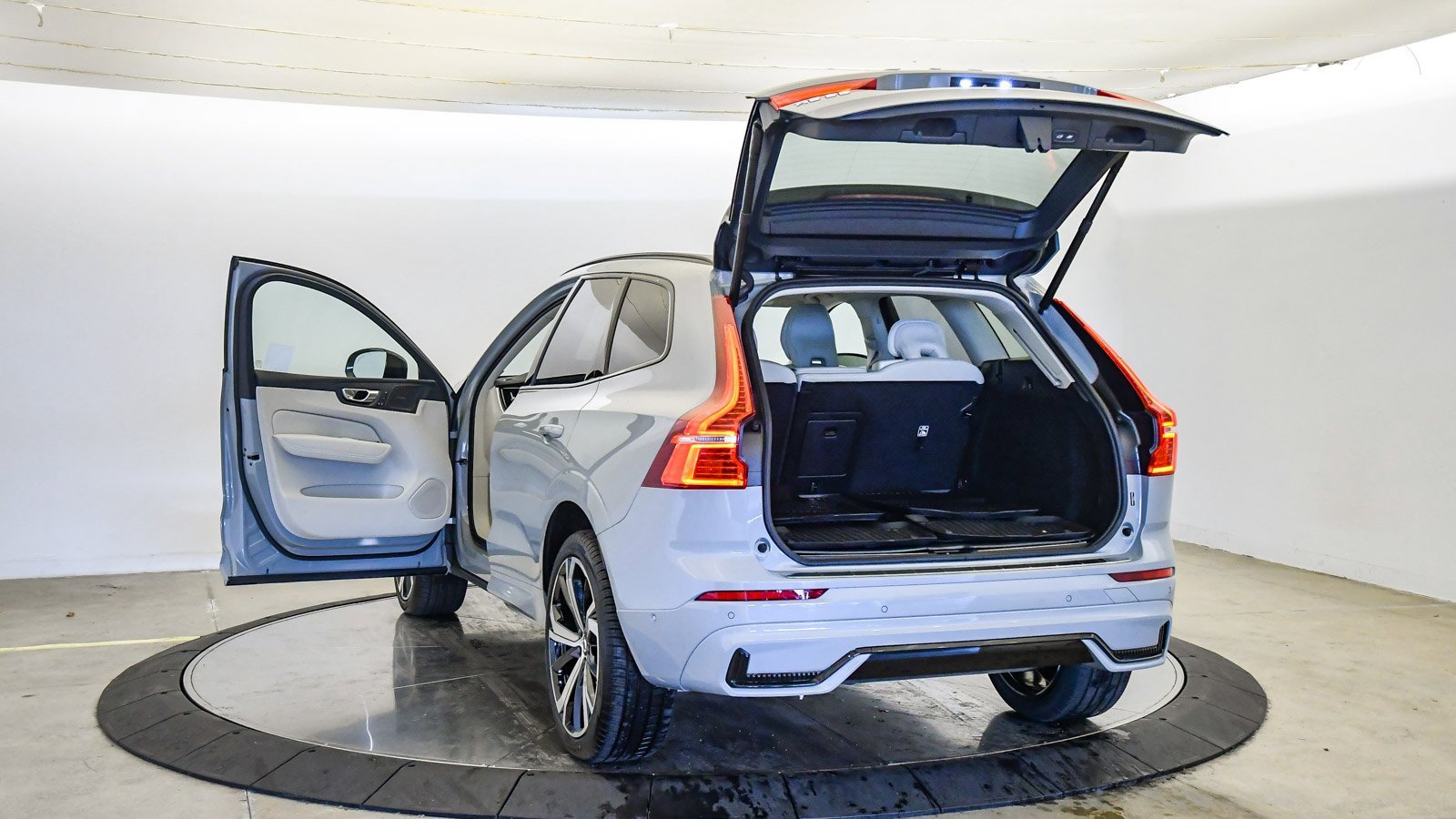 Certified 2025 Volvo XC60 B5 Ultra w/ Protection Package Premier image 30