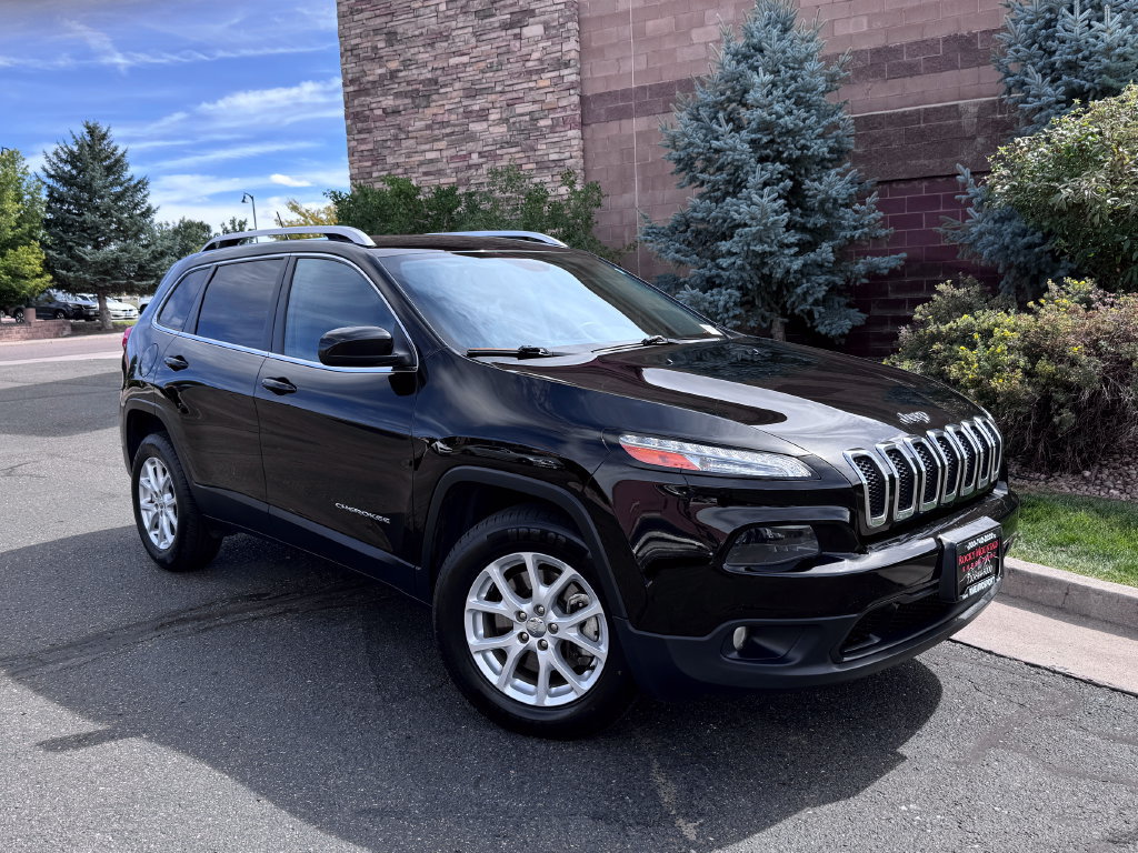 Used 2017 Jeep Cherokee Latitude w/ Cold Weather Group AWD/4WD image 2