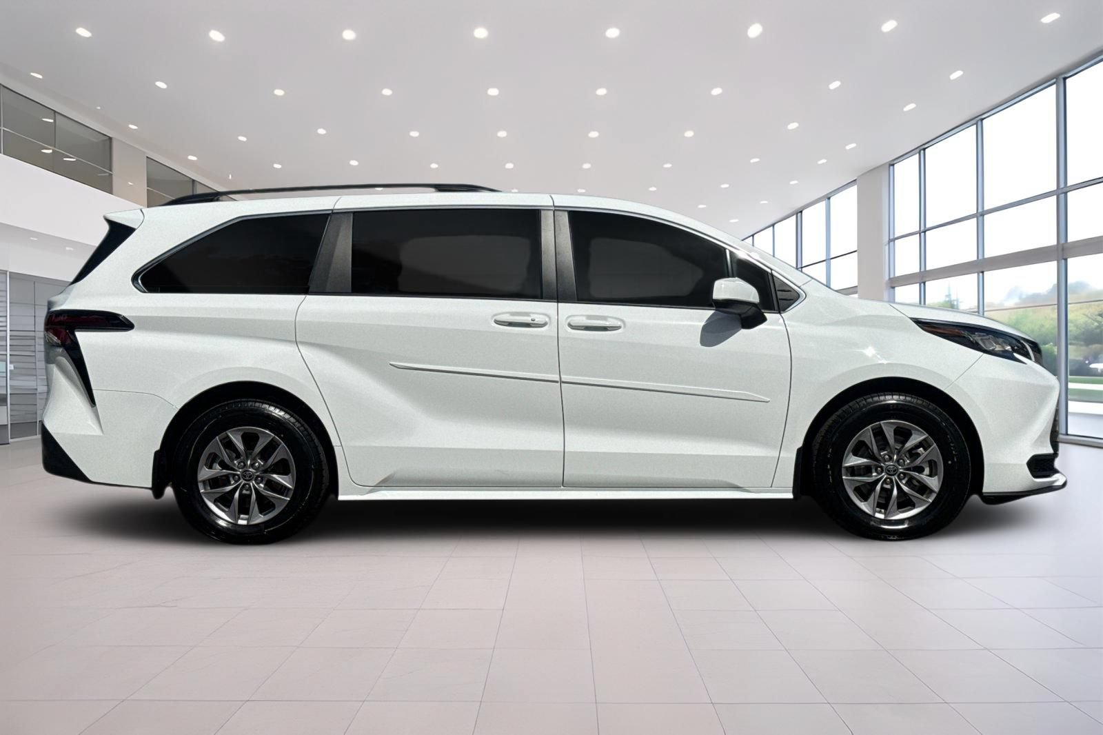 Used 2023 Toyota Sienna LE FWD image 3