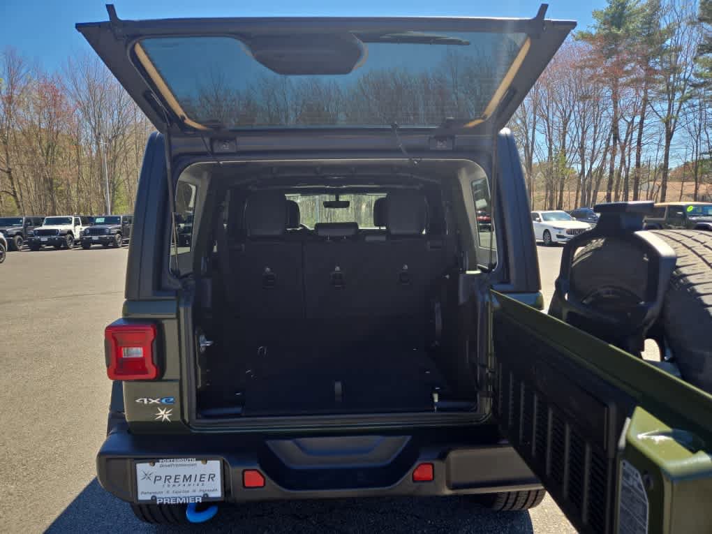 Used 2023 Jeep Wrangler Unlimited Sahara w/ Cold Weather Group AWD/4WD image 35