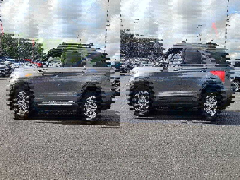 Used 2023 Ford Explorer XLT image 4