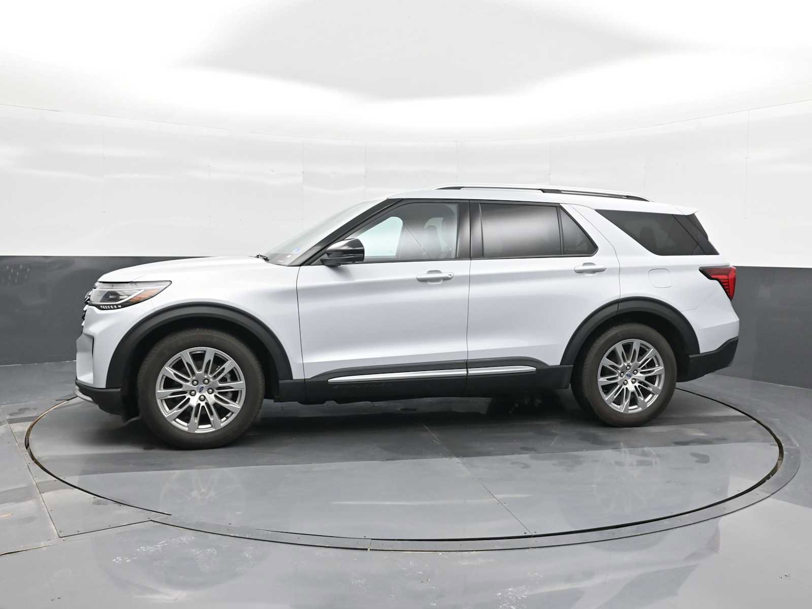 Used 2025 Ford Explorer Platinum image 5